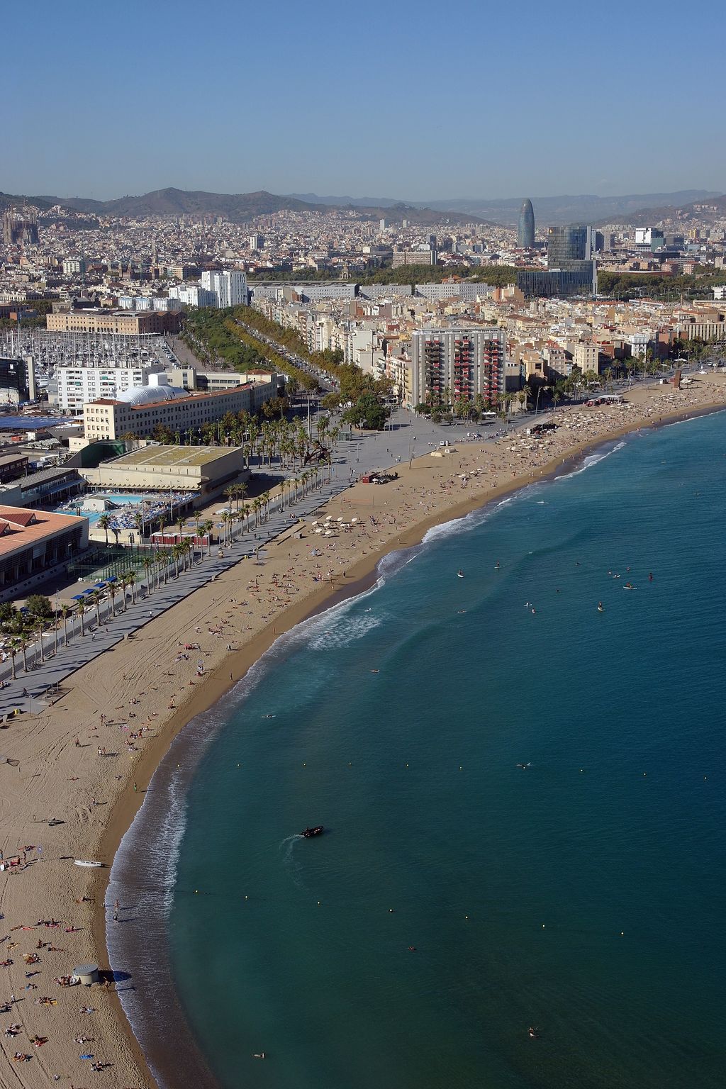 Vista panoràmica del litoral amb les platges de Sant Sebastià i Sant Miquel i el passeig de Joan de Borbó Comte de Barcelona