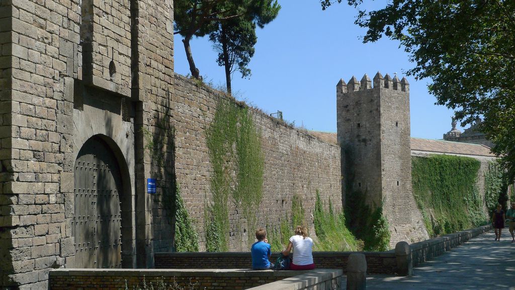 Muralla gòtica a l'avinguda del Paral·lel. Portal de Santa Madrona