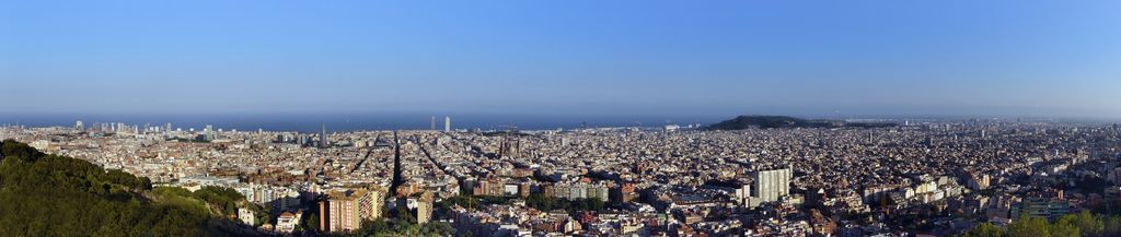 Vista panoràmica de Barcelona des de la muntanya 