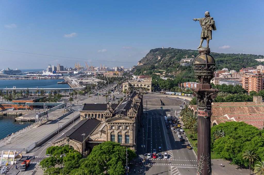 Vista aèria de l'estàtua de Colom amb la muntanya de Montjuïc al darrere