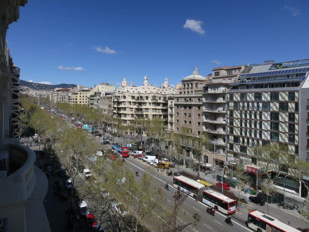 La Pedrera al passeig de Gràcia vista des del cantó mar