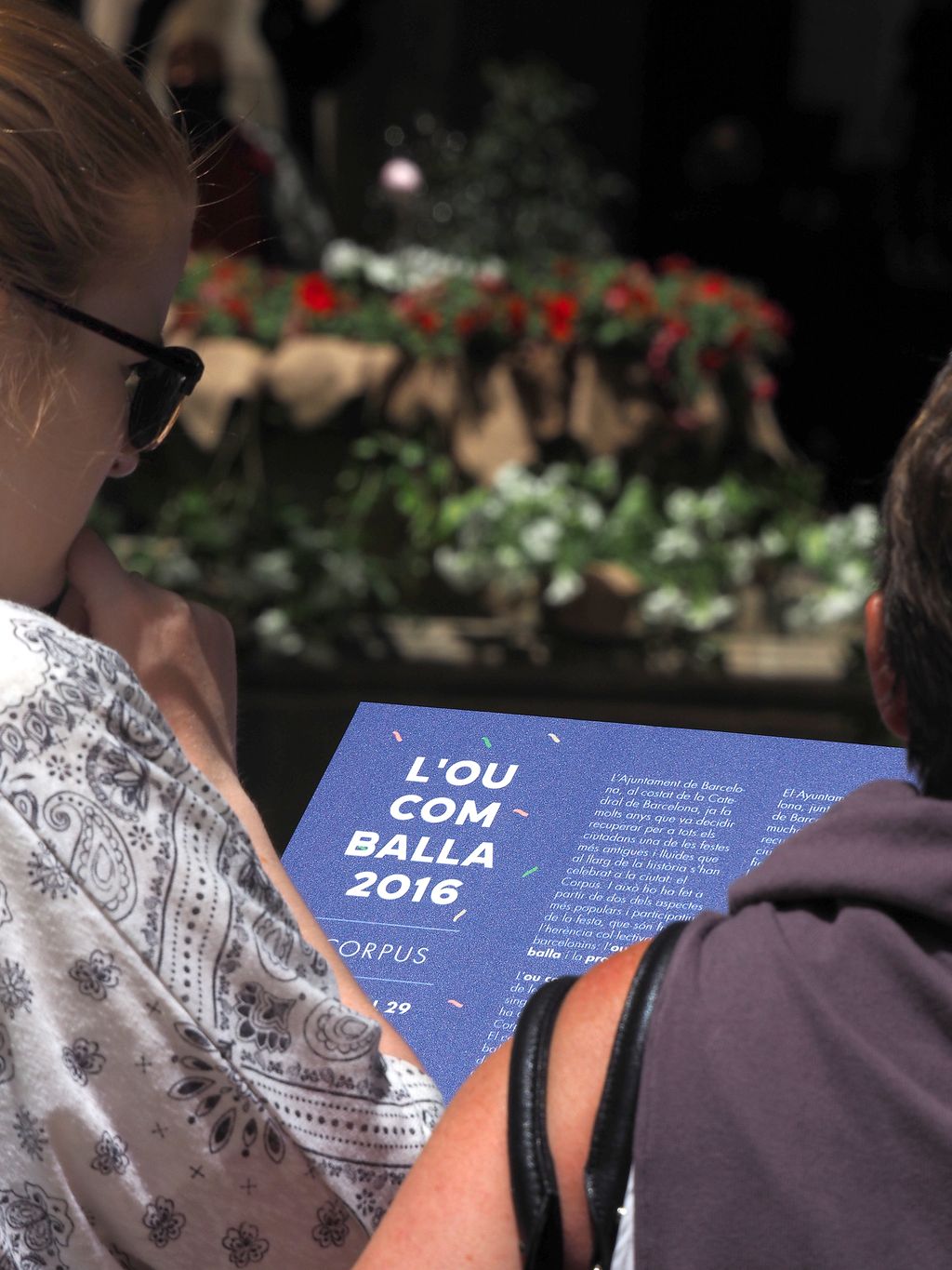 L'ou com balla als jardins de Rubió i Lluch. Dones mirant la informació sobre l'ou com balla 2016