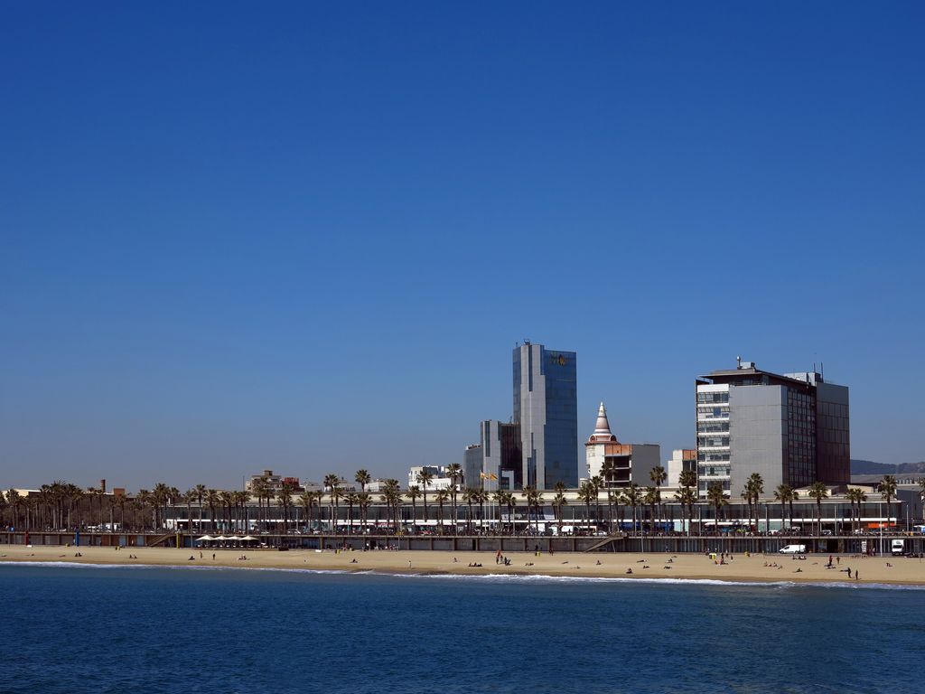 Hospital del Mar, Torre de les Aigües i platja del Somorrostro