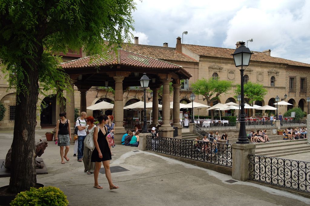 Poble Espanyol. Visitants passejant