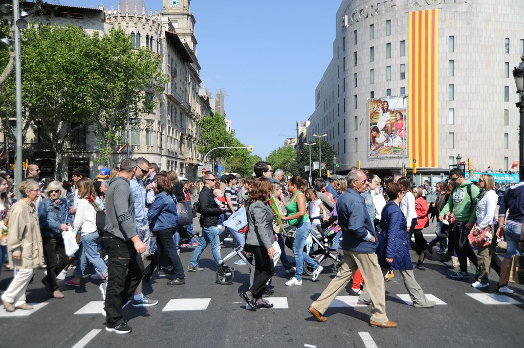 Diada de Sant Jordi 2013. Visitants a la plaça de Catalunya