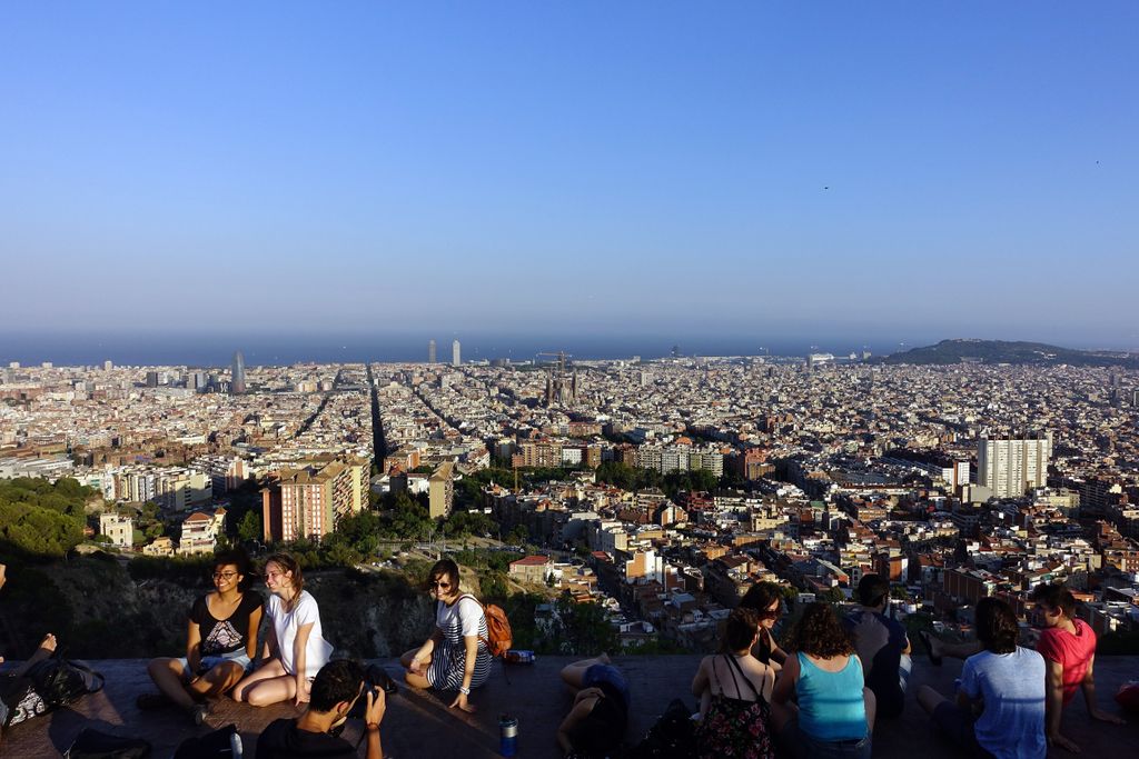 Turó de la Rovira. Visitants gaudint de les vistes de Barcelona des dels búnquers