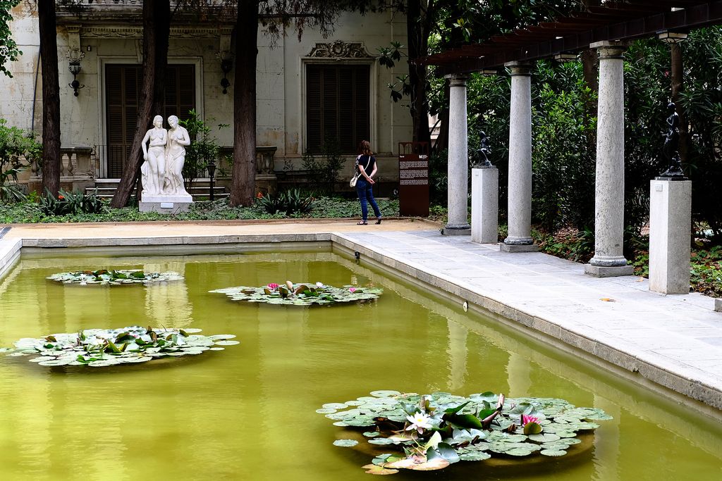 Jardins de la Fundació Julio Muñoz Ramonet (Can Fabra). Estany superior amb nenúfars i el conjunt escultòric Confidències a la platja, de Josep Dunyach