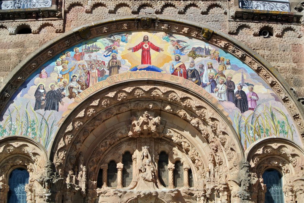Temple expiatori del Sagrat Cor al Tibidabo. Pòrtic de la cripta