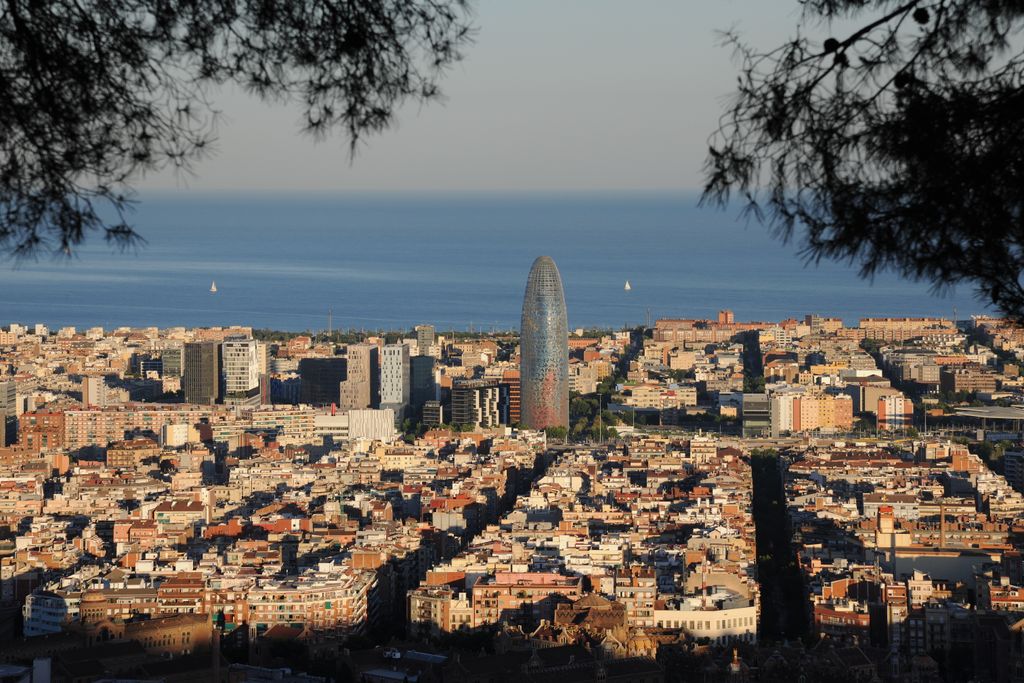 Vista de Barcelona de muntanya a mar amb l'Eixample i la Torre Glòries