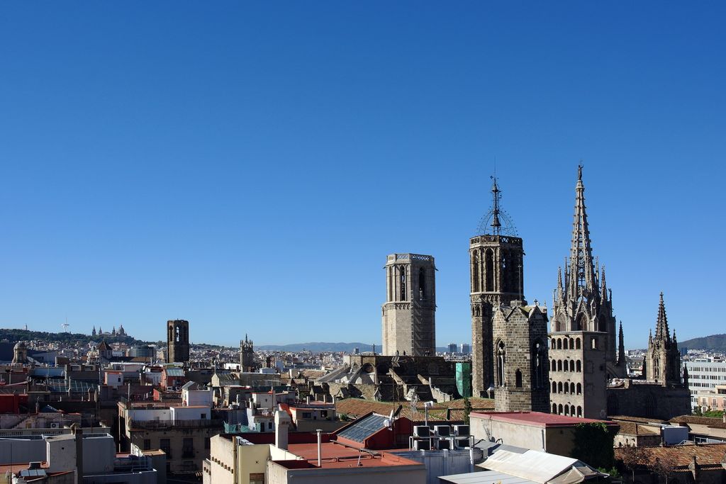 Torres de la Catedral de Barcelona amb el cimbori i el campanar, Torre del Rei Martí,  campanar de la capella de Santa Àgata i Santa Maria del Pi