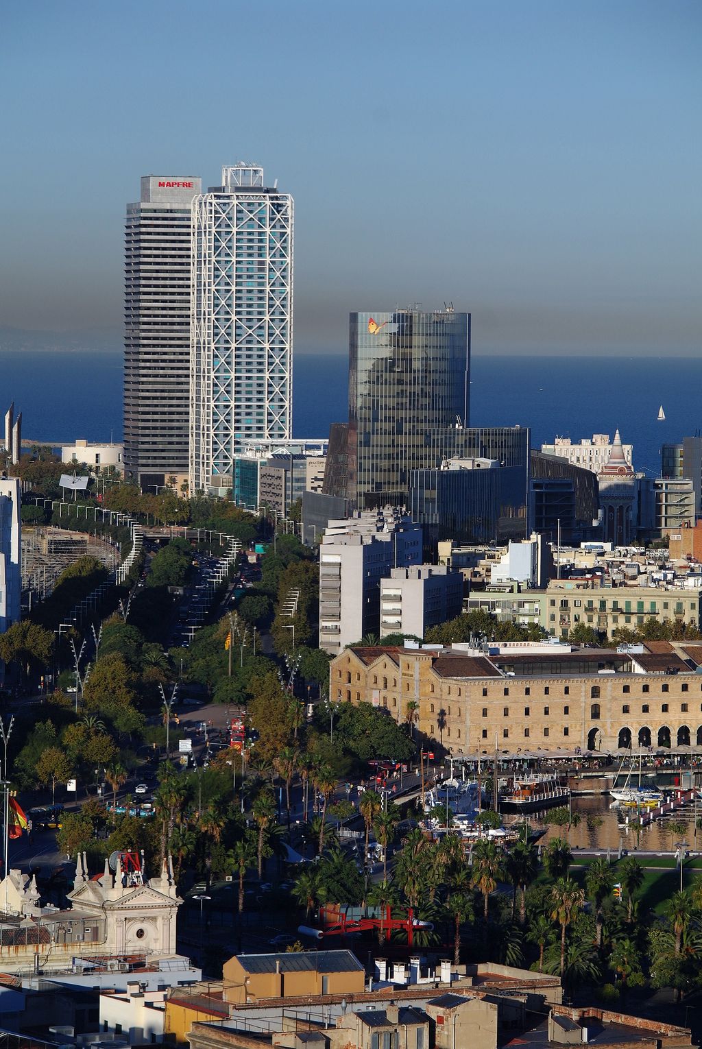 Vista parcial de la Barceloneta amb la Universitat Pompeu Fabra, la Torre Mapfre i l'Hotel Arts