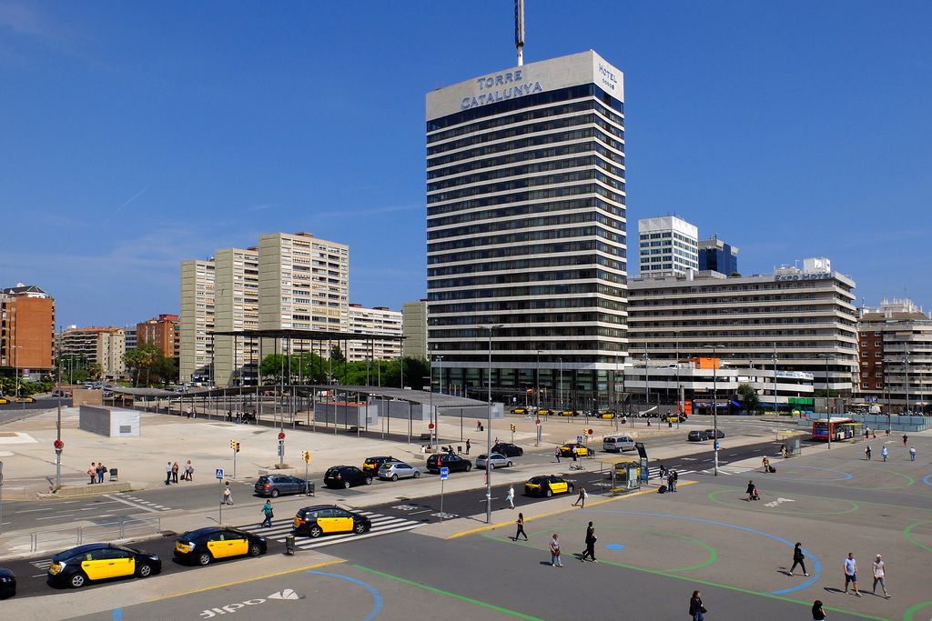 Plaça dels Països Catalans. Torre Catalunya i parada de taxis