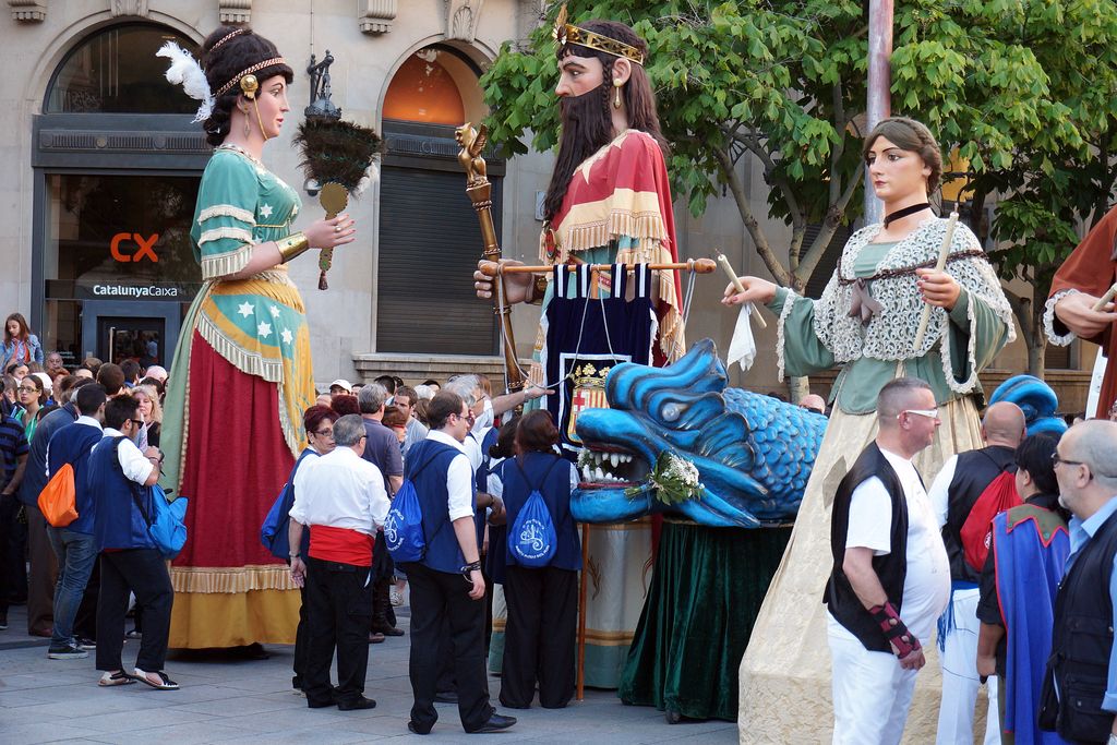 Corpus. Seguici popular. Gegants de església de Santa Maria del Mar i Castells Nous de la Casa de la Caritat