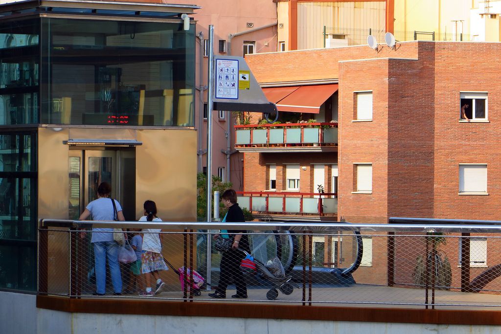 Jardins de la Rambla de Sants. Ascensor i escales mecàniques