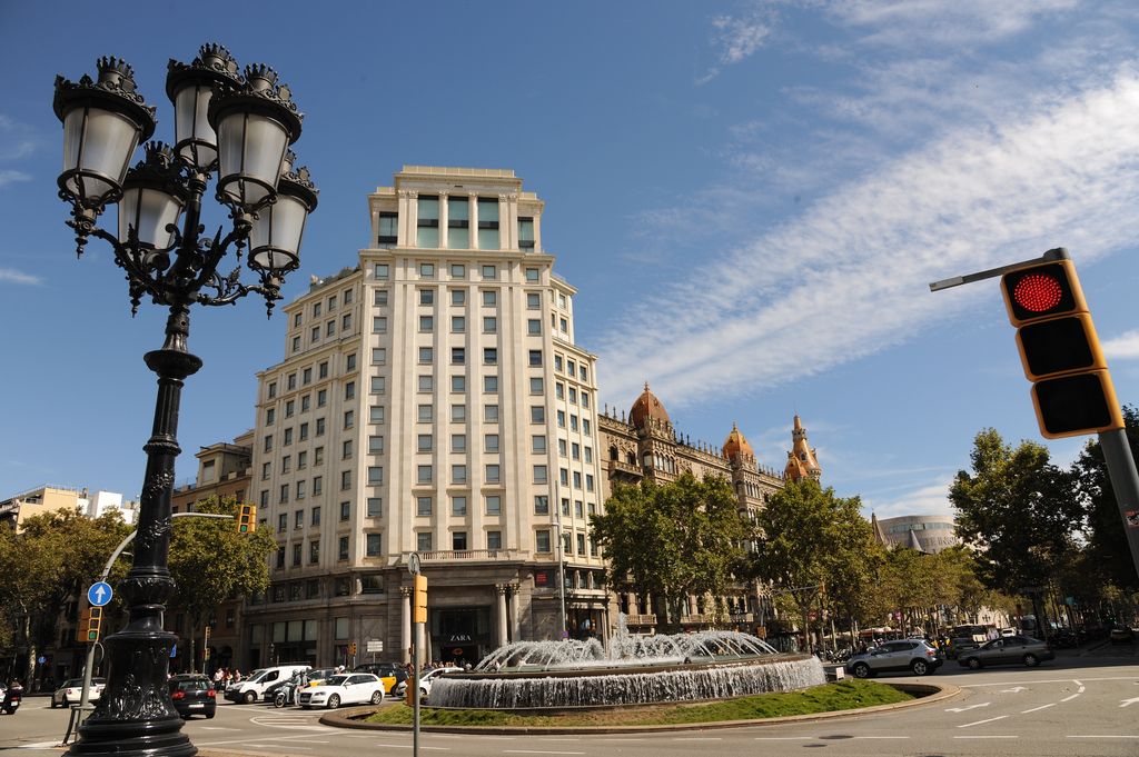 Cruïlla de passeig de Gràcia amb gran via de les Corts Catalanes. Font