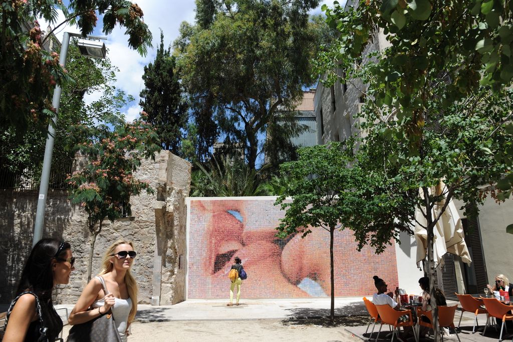 Fotomural "El món neix a cada besada" de Joan Fontcuberta a la plaça d'Isidre Nonell