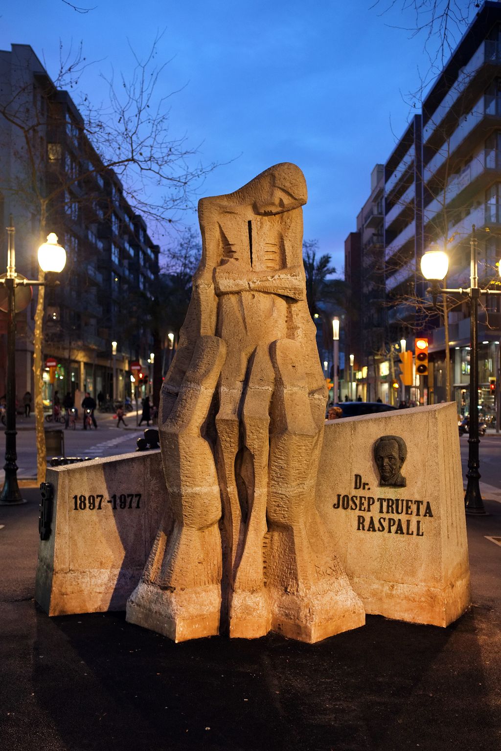 Monument al Doctor Josep Trueta de Josep Ricart. Part frontal vista a la nit