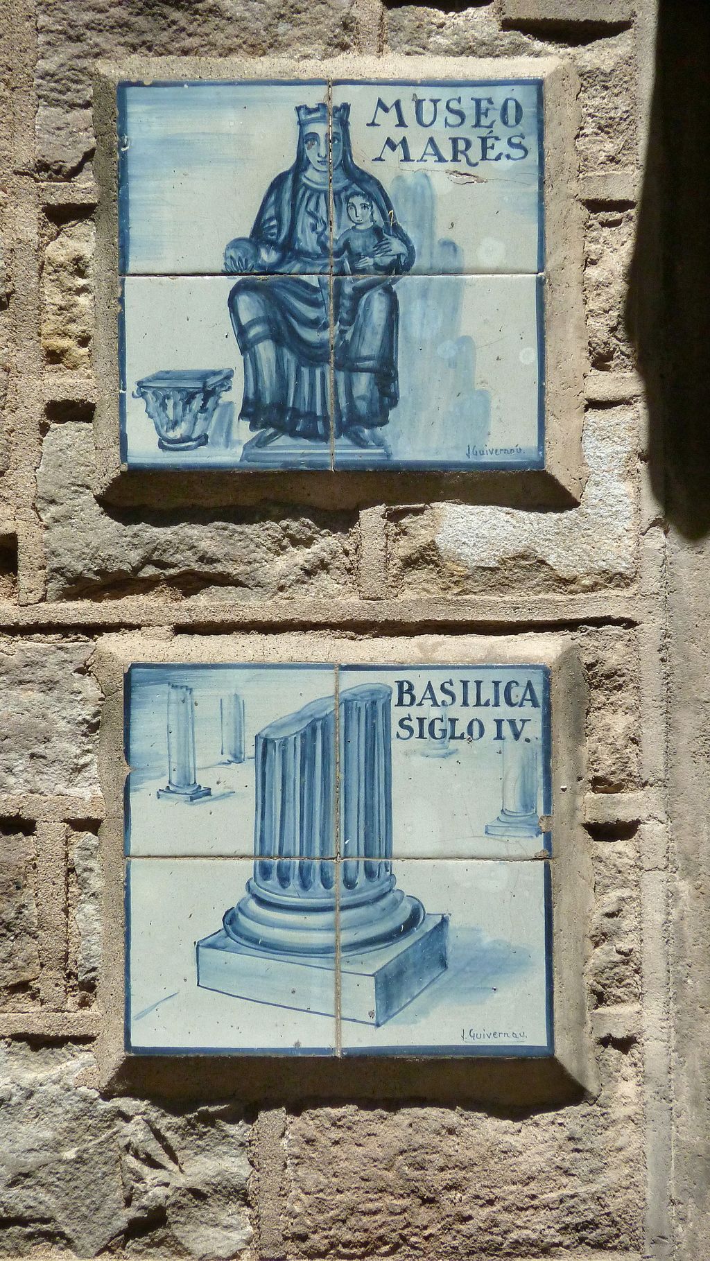 Museu Marès. Plaques ceràmiques amb el nom "Museo Marés" i "Basílica siglo IV"