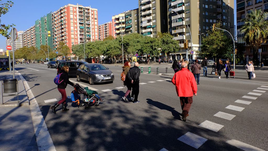 Avinguda Meridiana, tram entre el carrer de Felip II i la plaça de la Tolerància. Passos de vianants