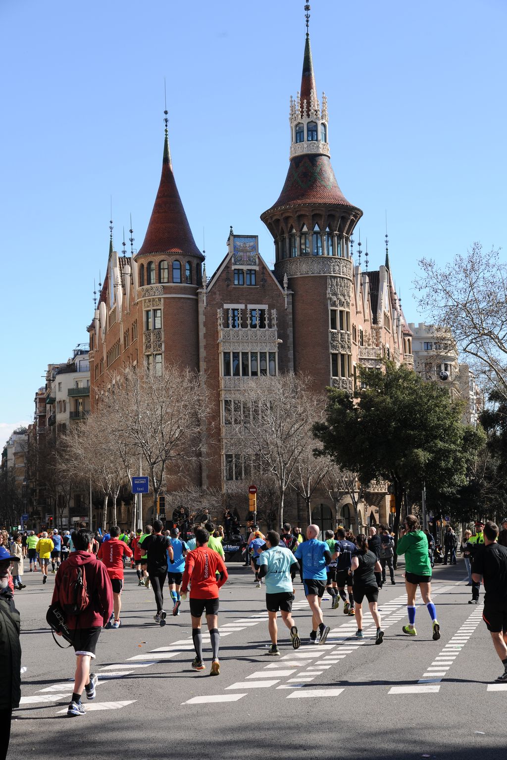 Marató de Barcelona 2015. Corredors passant per davant de la Casa de les Punxes