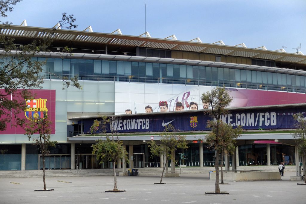 Camp Nou Façana amb un cartell d'un patrocinador