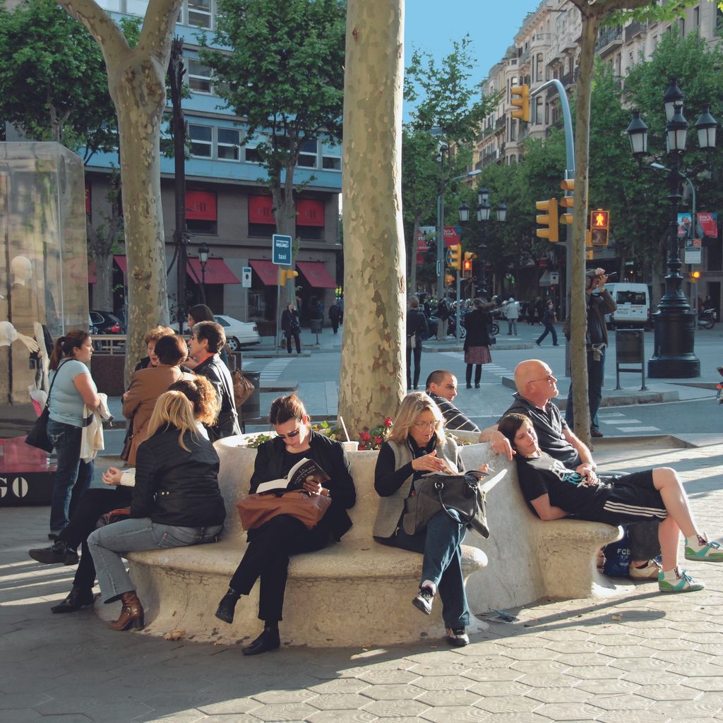 Passeig de Gràcia. Bancs amb jardineres imitant els bancs-fanals