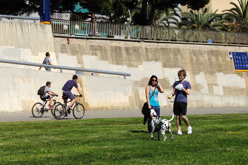 Llera del riu Besòs. Zona enjardinada amb persones practicant esport i passejant el gos