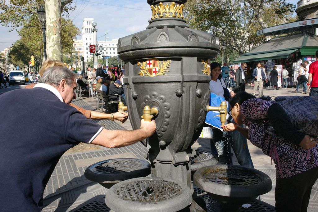 Persones bevent de la Font de Canaletes