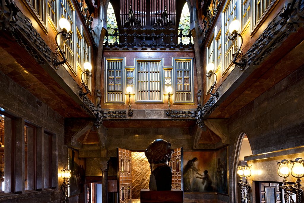 Palau Güell. Vista en alçat de l'interior des del rebedor