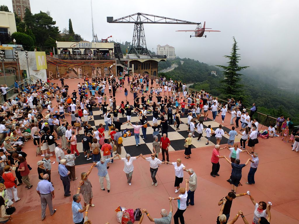 Barcelona capital de la sardana 2017. Ballada al Parc d'Atraccions del Tibidabo