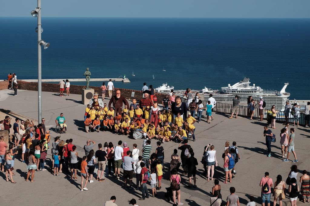 Danses tradicionals al Castell de Montjuïc. Fotografia de grup dels dansaires i gegants