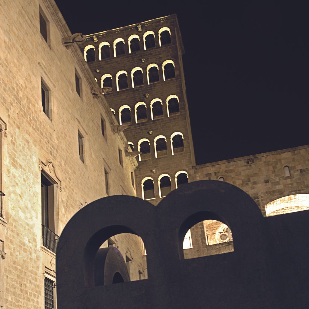 Torre del Rei Martí de nit i l'escultura Topos V de Chillida