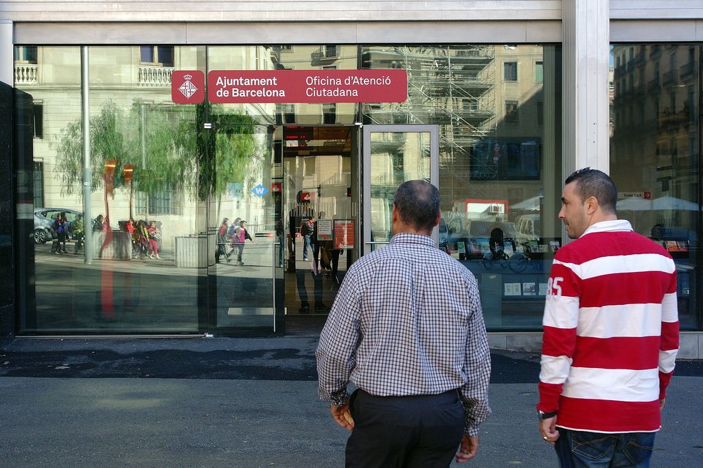 Oficina d'atenció al ciutadà (OAC) de la plaça de Sant Miquel. Porta d'entrada