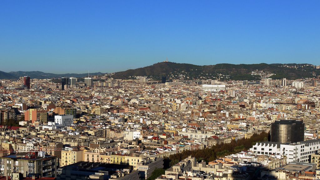 Vista de Barcelona des del Raval fins a la muntanya