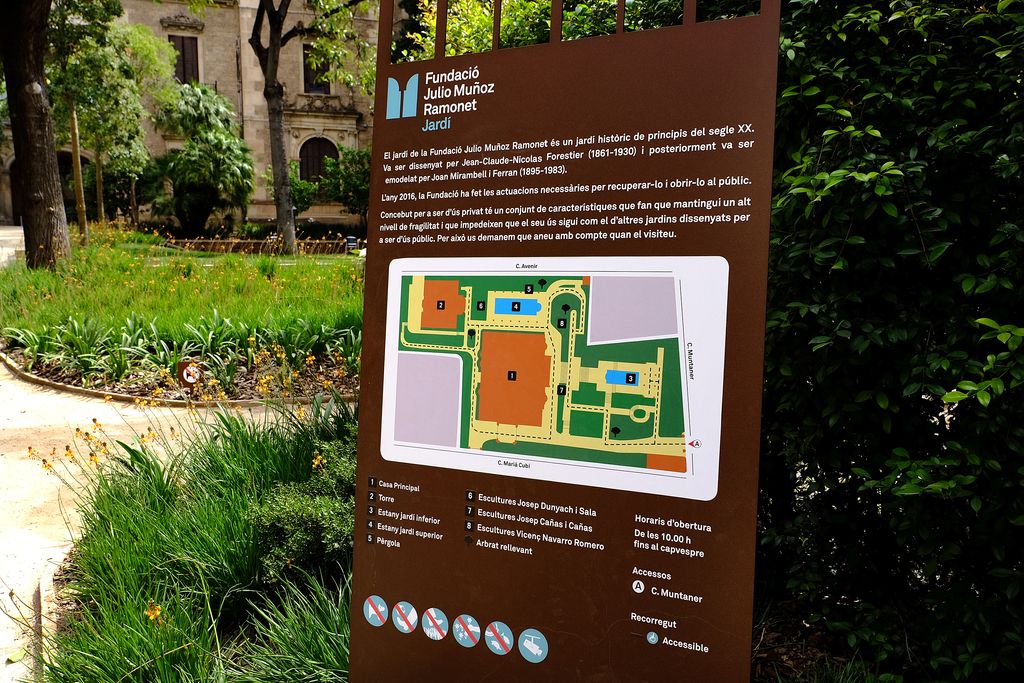 Jardins de la Fundació Julio Muñoz Ramonet (Can Fabra). Senyalització amb explicació del jardí