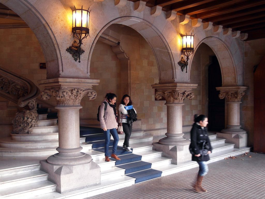 Casa Vídua Marfà. Entrada amb columnes i escales monumentals