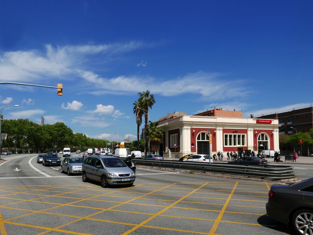 Avinguda Meridiana amb el passeig de Fabra i Puig. Estació d'autobusos