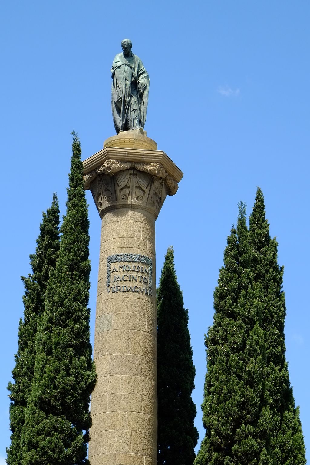 Monument a Mossèn Jacint Verdaguer. Detall de la columna i l'escultura
