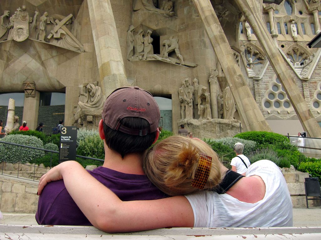 Sagrada Família. Parella de visitants contemplant la façana de la Passió