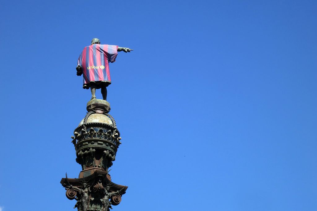 Monument a Cristòfor Colom amb la samarreta del Barça. Campanya Nike