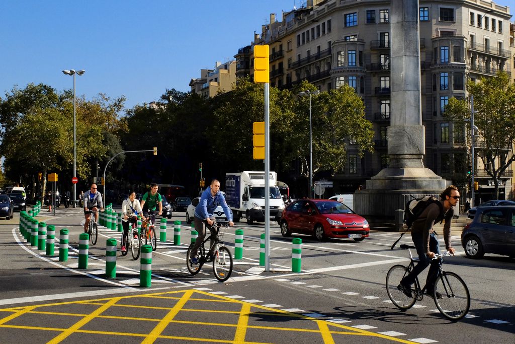 Carril bici a la plaça del Cinc d'Oros