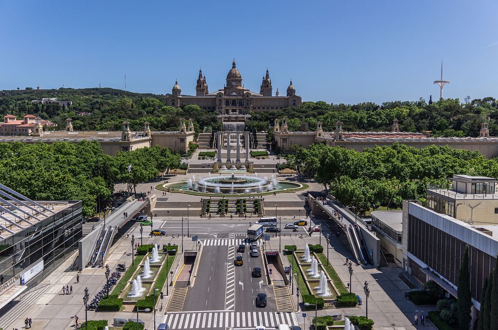 Vista aèria del Museu Nacional d'Art de Catalunya (MNAC), la Font Màgica, les Quatre Columnes i l'avinguda de la Reina Maria Cristina