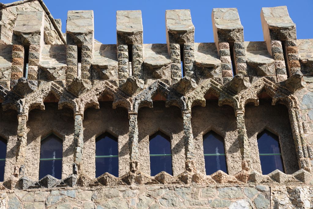 Torre Bellesguard - Casa Figueres. Detall de les finestres de les golfes