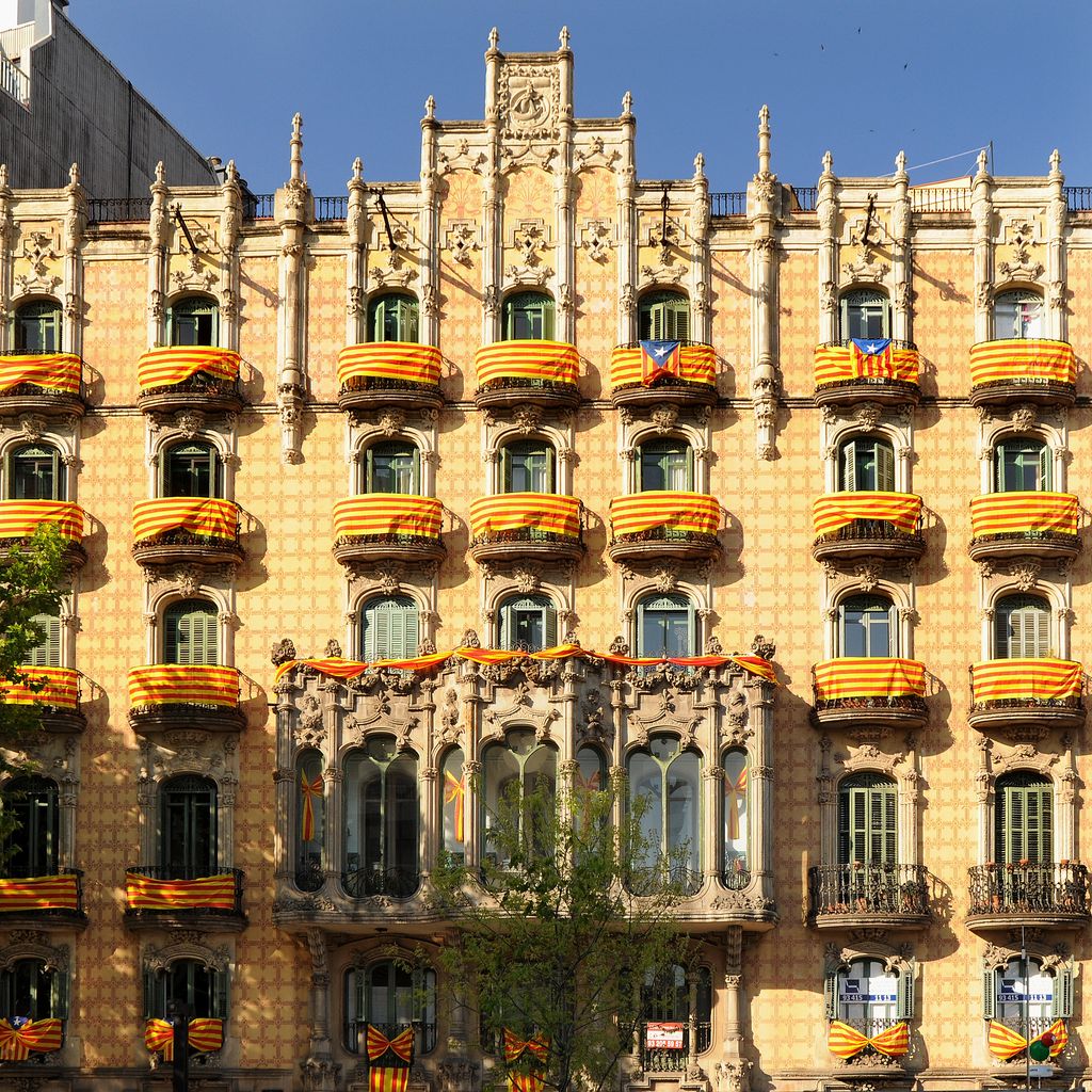 Casa Ramos amb la façana decorada per Sant Jordi