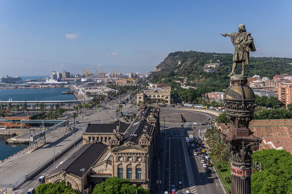 Vista aèria de l'estàtua de Colom amb la muntanya de Montjuïc al darrere