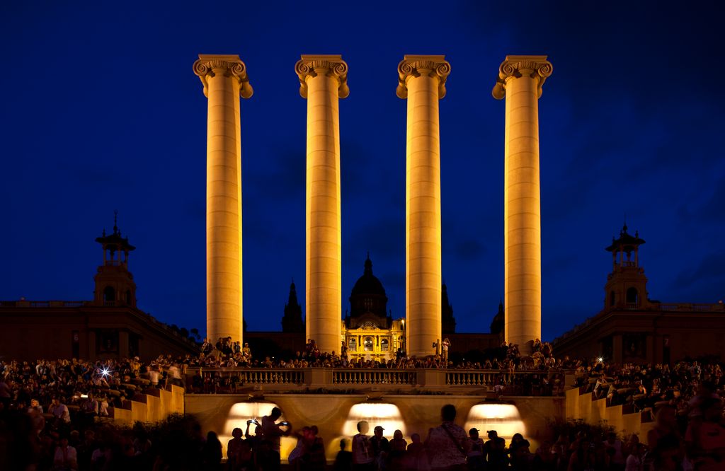 Les Quatre Columnes il·luminades