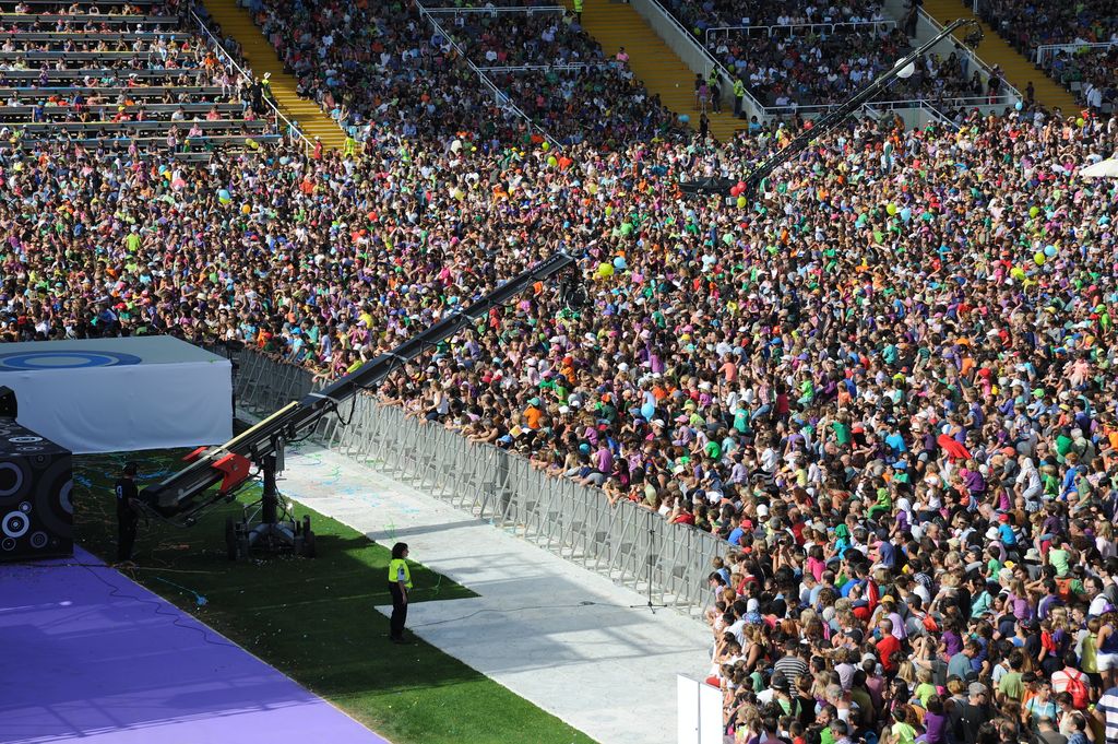 La Festa dels Súpers. Públic a la pista i grades davant l'escenari