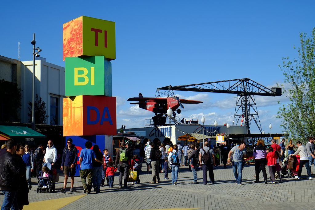 Parc d'Atraccions del Tibidabo. Entrada amb els cubs del nom i l'Avió