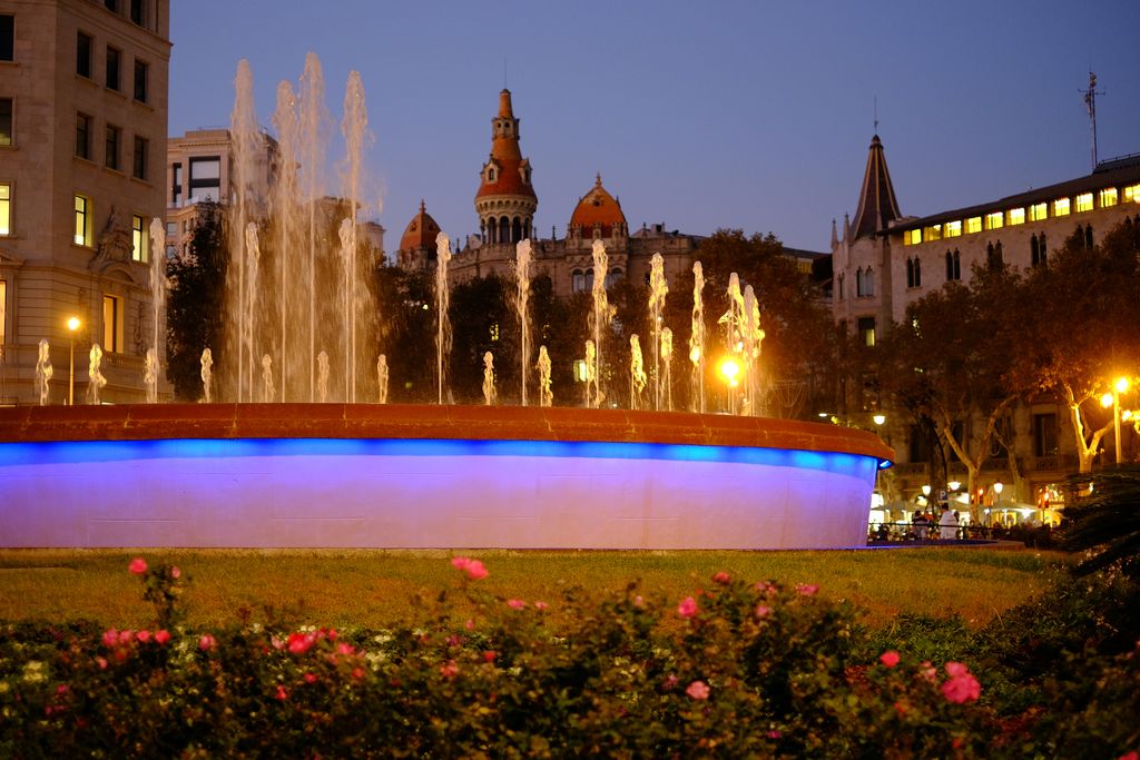 Plaça de Catalunya a la nit amb la font il·luminada