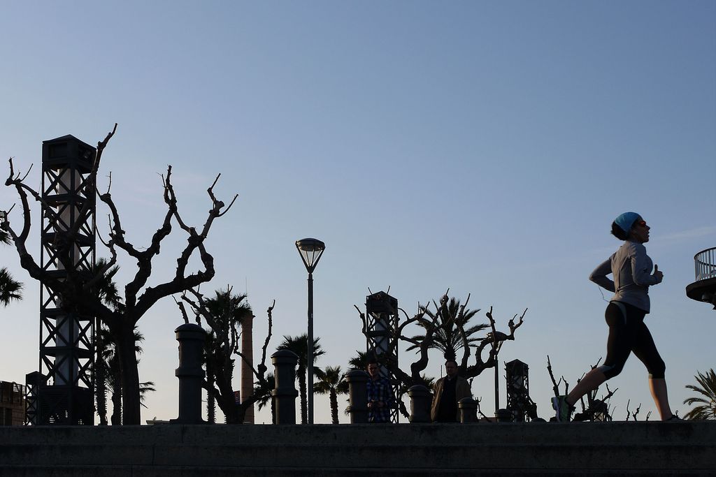 Port Olímpic. Dona fent esport